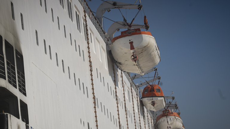 94χρονος έχασε τον έλεγχο του αυτοκινήτου του στο γκαράζ πλοίου στη Ραφήνα, χτύπησε τη σύζυγό του και τράκαρε άλλα οχήματα